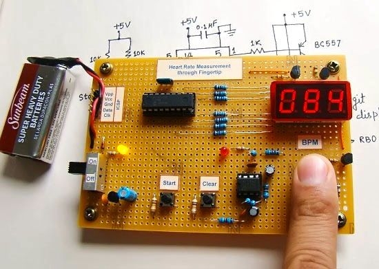 Microcontroller measures heart rate through fingertip