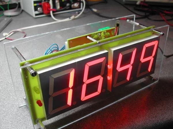 PIC Digital Thermometer Clock