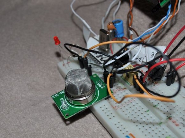 PIC16F84A Gas Detector using GH 312 sensor