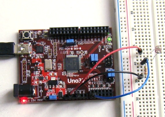 chipKIT Uno32 board sends ADC output to PC through serial interface