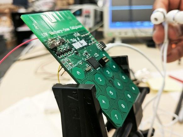 Cell-Phone-Can-Make-Calls-Without-a-Battery