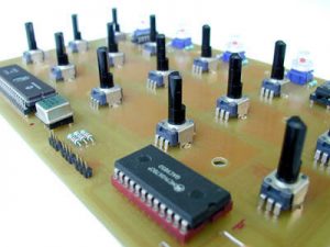 PIC17C77 MIDI CONTROL CIRCUIT MC14067